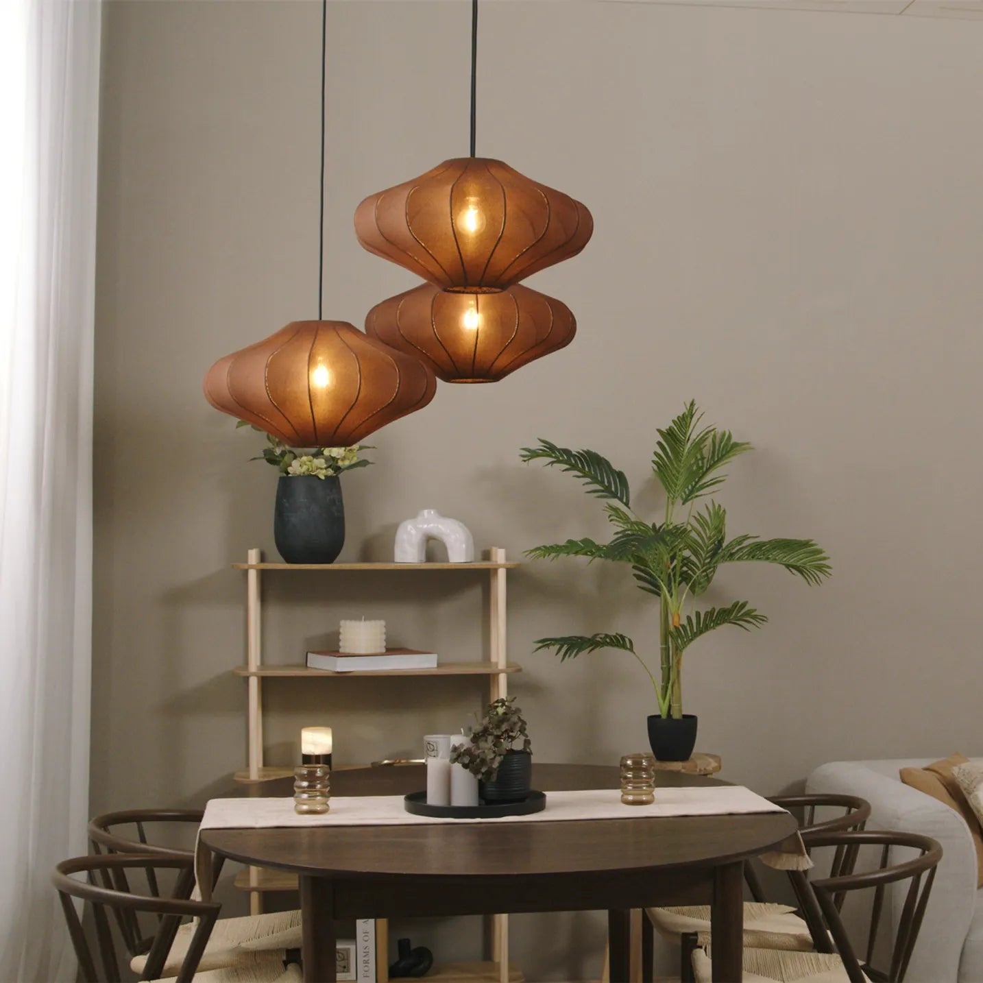 Japandi hanglamp Plu bruin 3-lichts 50cm boven eettafel