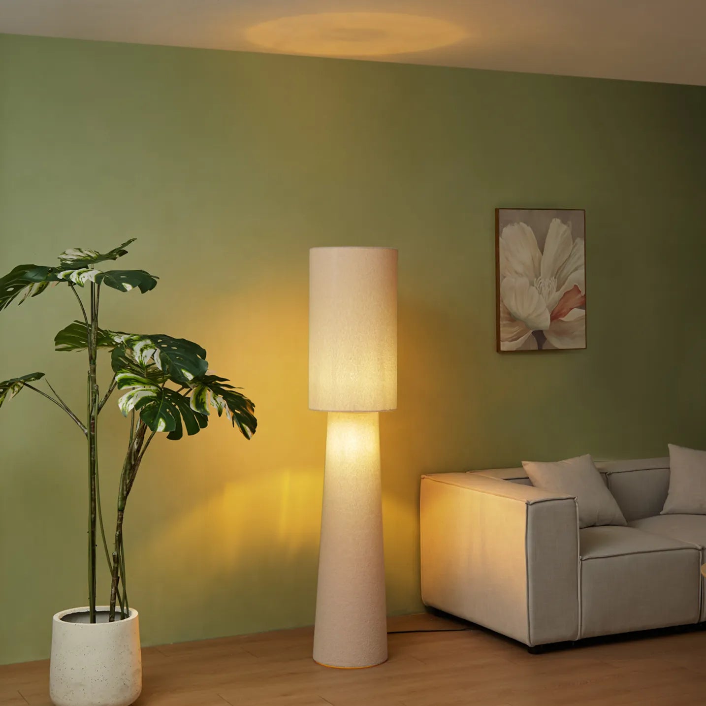 Japandi vloerlamp Trompet beige sfeerbeeld avondlicht