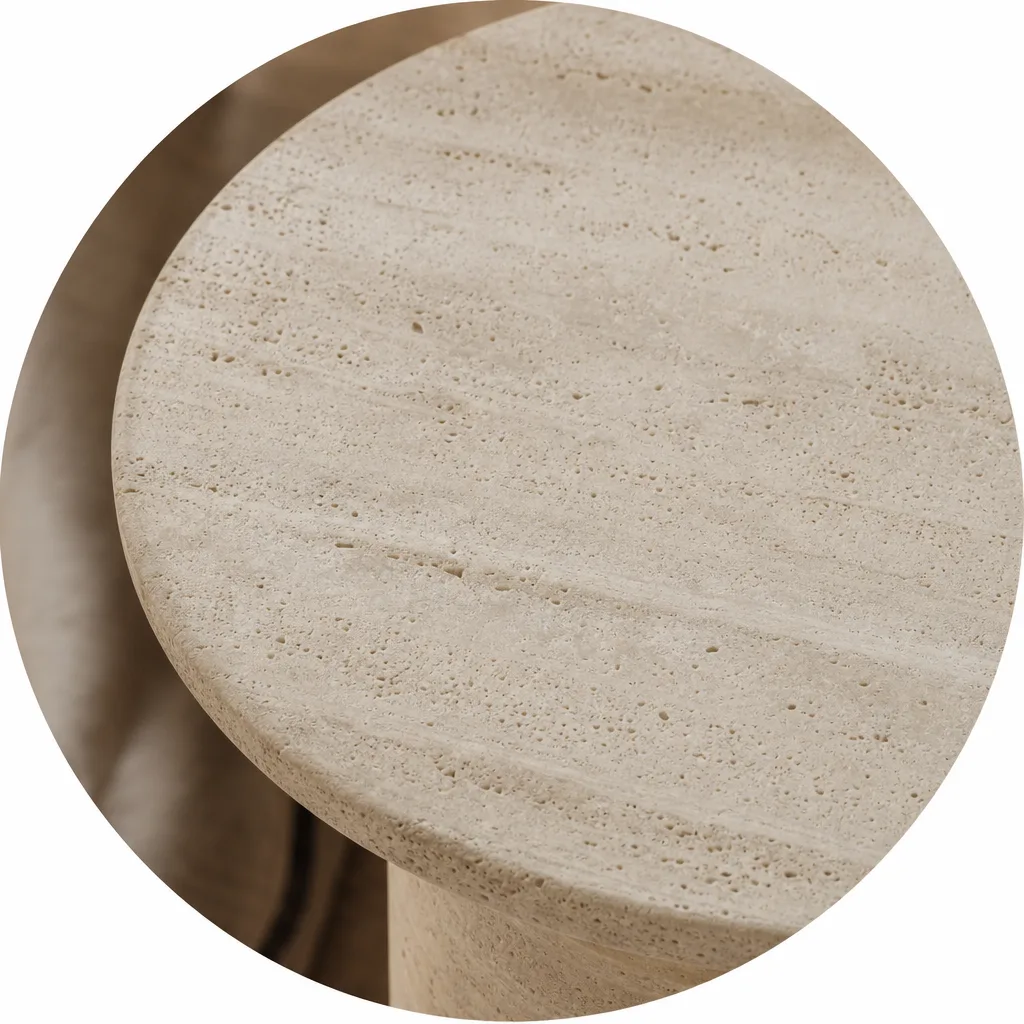 Rond detail van een keramisch travertin tafelblad met matte minerale textuur