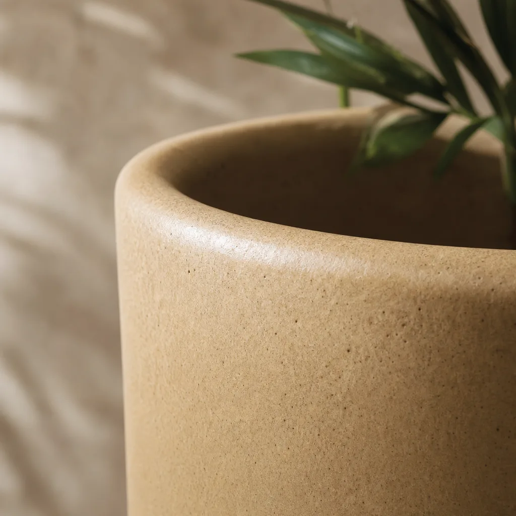 Detail van de matte rand van een keramieken bloempot