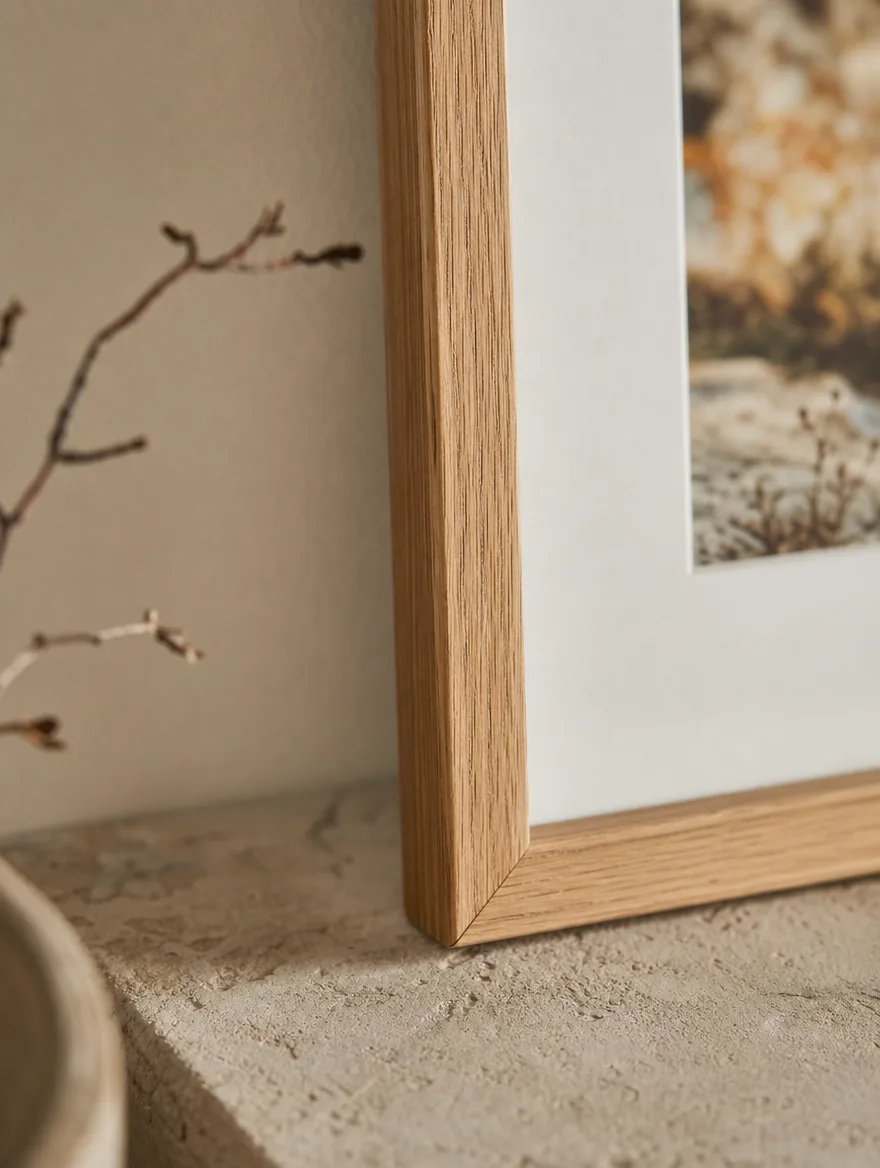 Detail van een slanke eiken fotolijst met zichtbare nerf