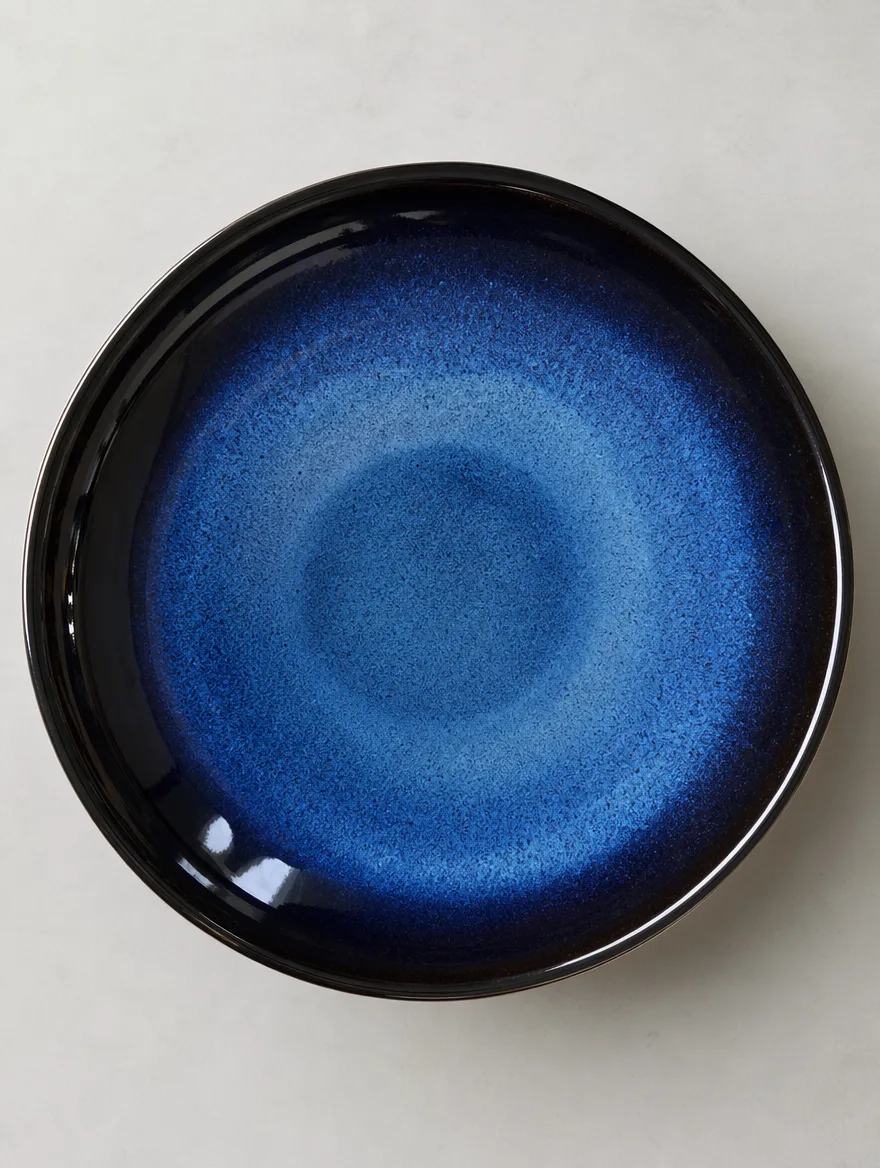 Hoogglans zwart bord met blauw reactief binnenwerk als voorbeeld van wat niet past