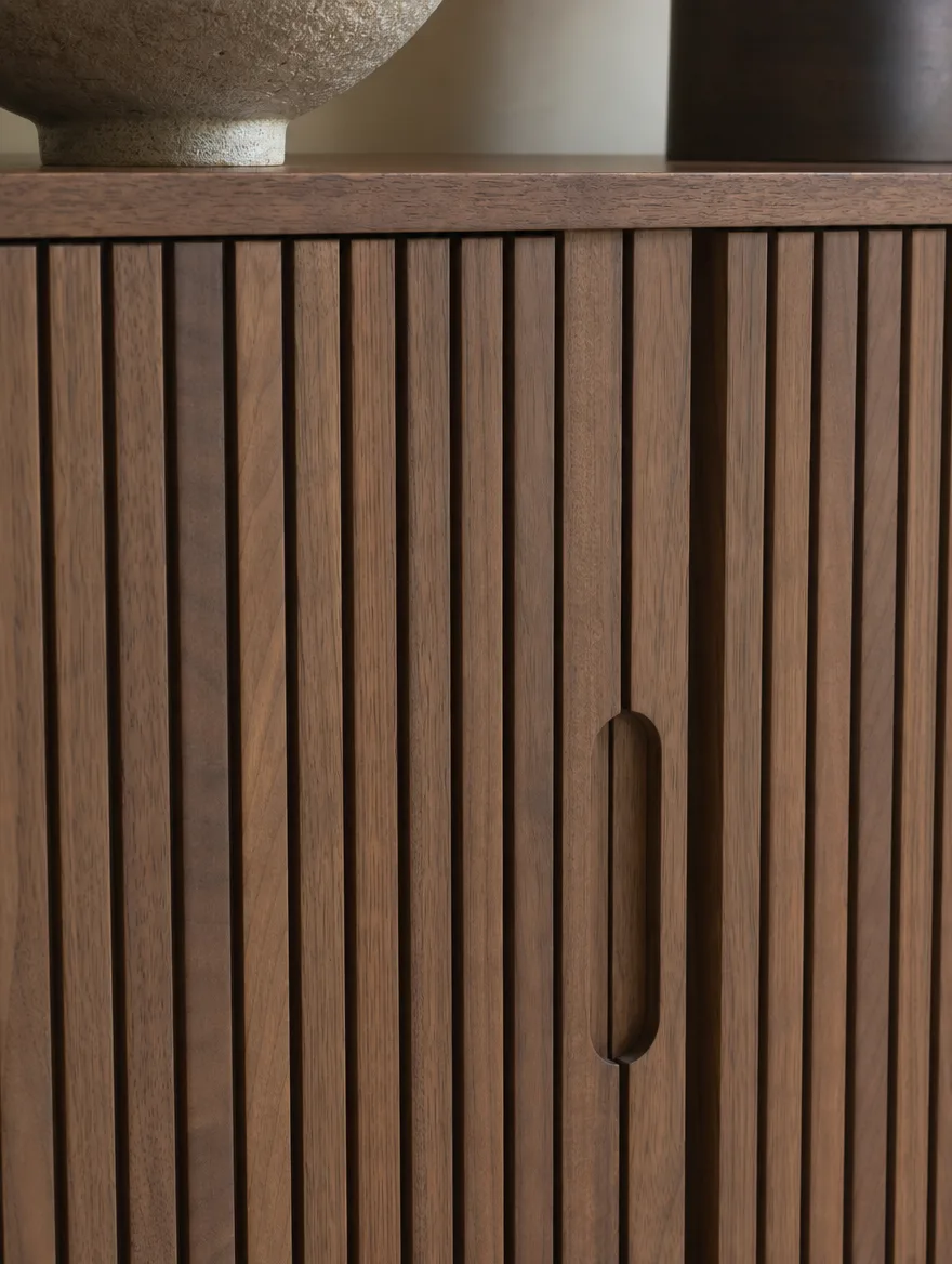 Detail van een walnoot lamellenfront met een ingetogen greep